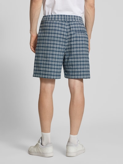 Männermodel trägt Shorts mit Strukturmuster Modell 'Kander' von Carhartt Work In Progress aus Reine Baumwolle, Regular-Fit, Ganzkörperansicht Rückansicht.