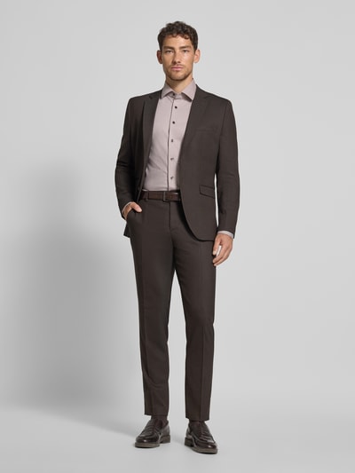 Männermodel trägt Regular Fit Businesshemd aus Baumwoll-Mix von OLYMP, Kentkragen, Knopfleiste, Twill, Ganzkörperansicht von vorne.