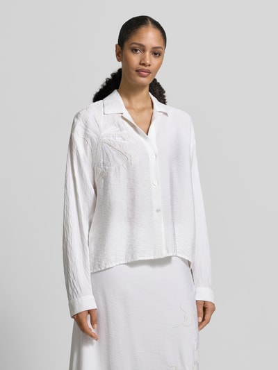 Modelka kobieca ma na sobie Relaxed Fit Hemdbluse mit Reverskragen od Jake*s Collection, biała, długie rękawy, guziki, sportowe mankiety, długość tyłu w rozmiarze 36: 62 cm, długość rękawa w rozmiarze 36: 61 cm, widok całej sylwetki z przodu.