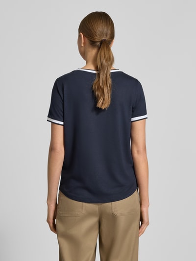 Vrouwenmodel draagt Regular Fit T-Shirt aus Viskose-Mix van More & More in donkerblauw met witte randen, elastische viscosemix, ronde hals, korte mouwen, ruglengte maat 36: 57 cm, volledige rugaanzicht.