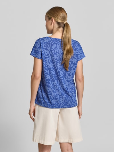 Frauenmodel trägt Damen T-Shirt mit Kordelzug am Saum und Rundhalsausschnitt von Betty Barclay, florales Blau, Material-Mix, Straight, Rückenlänge 60 cm, Ganzkörperansicht Rückansicht.