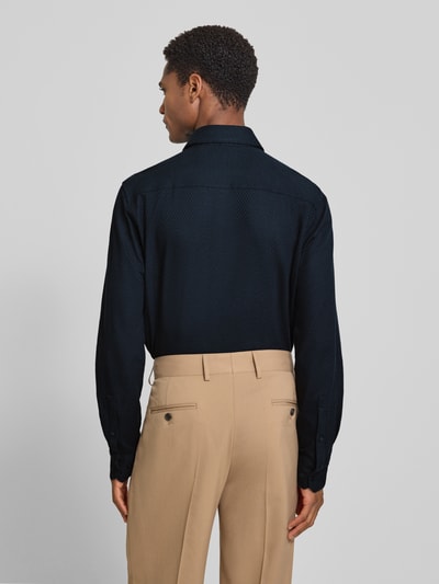 Mężczyznamodel nosi Slim Fit Business-Hemd mit Haifischkragen Modell 'Phil' od JOOP! z bawełny, fakturowany wzór, wyhaftowane logo, kolor granatowy, długość tyłu 80 cm, szerokość ramion 42 cm, długość rękawów 72 cm, widok całej sylwetki z tyłu.