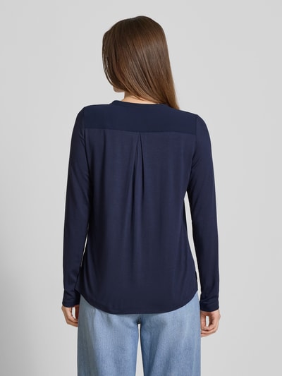 Frauenmodel trägt Bluse mit Tunikakragen von Smith and Soul, dunkelblau, gerader Schnitt, unifarben, Seitenschlitze, Ganzkörperansicht Rückansicht.