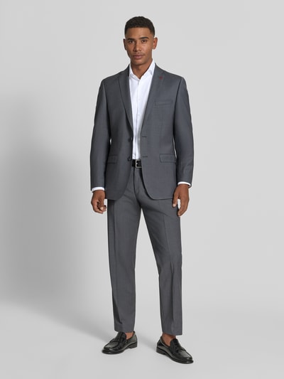 Männermodel trägt Body Fit Business-Hemd mit Kentkragen von OLYMP Level Five in Weiß, Anzug, Grau, glatte Textur, Ganzkörperansicht von vorne, durchgehende Knopfleiste, Sportmanschetten, Rückenlänge 68 cm, Schulterbreite 32 cm, Ärmellänge 67 cm.