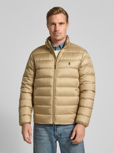 Männermodel trägt Regular Fit Steppjacke mit Logo-Stitching von Polo Ralph Lauren, unifarben, Reißverschluss, Stehkragen, Ganzkörperansicht von vorne.