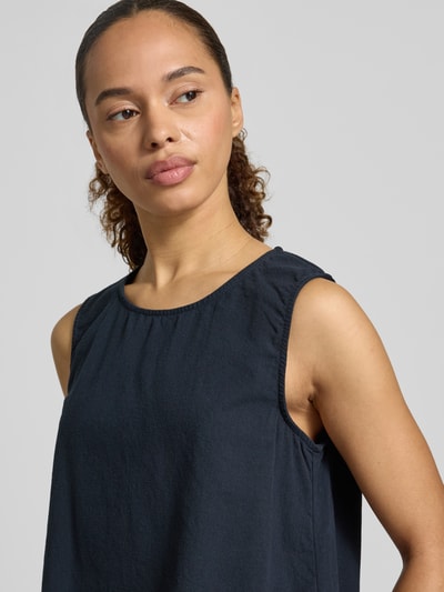 Frauenmodel trägt Top mit Rundhalsausschnitt von Soyaconcept in dunklem Blau, reine Baumwolle, gerader Schnitt, Nahaufnahme Oberkörper.