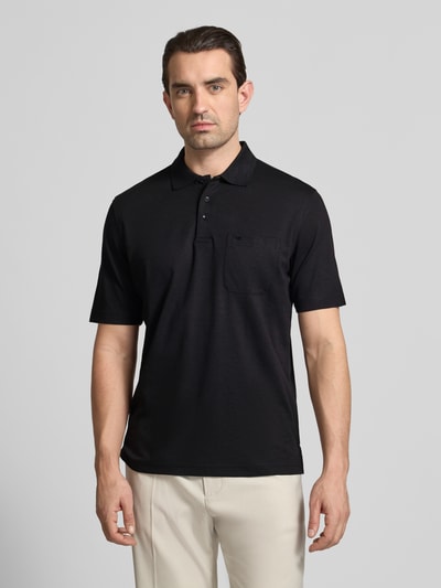 Męski model nosi Regular Fit Poloshirt mit Brusttasche od Christian Berg Men, czarny, mieszanka materiałów z bawełną, przód, zdjęcie całej sylwetki.