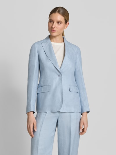 Vrouwenmodel draagt Shaped Fit Blazer uit puur linnen model 'NALUT' van Weekend Max Mara in melangelook met klepzakken, lichte blauwe tint, mouwboord met kissing buttons, 1-knoopssluiting, rugsplit, reverskraag, paspelzak op de borst, materiaal: puur linnen. Ganzkörperansicht van voren.