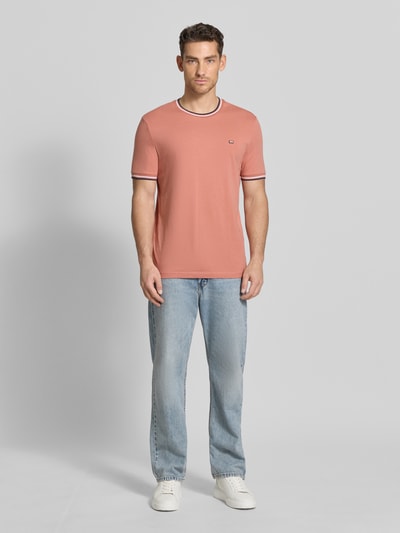Męski model nosi T-Shirt mit Kontraststreifen und Rundhalsausschnitt od Christian Berg Men, bawełna z elastanem, krój regular fit, pasek z kontrastem, okrągły dekolt, długość pleców w rozmiarze M: 71 cm, pełny widok z przodu