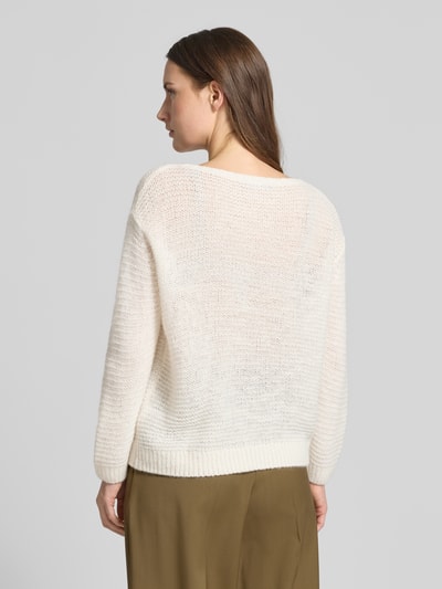 Frauenmodel trägt Regular Fit Pullover mit Alpaka-Anteil in Strick-Optik von Luisa Cerano, semitransparent, cremeweiß, Rückansicht Ganzkörperansicht.