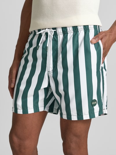 Männermodel trägt Badehose mit Gesäßtasche und elastischem Bund von Shiwi im Allover-Look, Regular Fit, Tunnelzug, Nahaufnahme Oberschenkel.