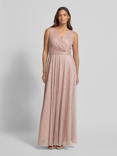 Modelka kobieca ma na sobie 'Schimmerndes Abendkleid mit V-Ausschnitt' od TROYDEN COLLECTION, taillowany krój, maxisukienka, połyskująca faktura, dekolt w serek, pasek w talii, zamek z tyłu, długość pleców w rozmiarze 36: 160 cm, szerokość w rozmiarze 36: 45 cm, widok całej sylwetki z przodu.