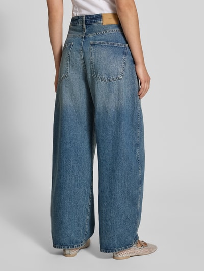 Frauenmodel trägt Barrel Jeans aus reiner Baumwolle Modell 'TAYLOR' von ONLY, blaue Waschung, lockere Passform, Damen Barrel Jeans von ONLY, Ganzkörperansicht Rückansicht.