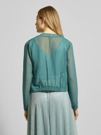 Männermodel trägt Jacke aus Chiffon in offener Passform von Vera Mont, fließender, halbprzezroczysty materiał, długość tyłu 46 cm w rozmiarze 36, Ganzkörperansicht Rückansicht