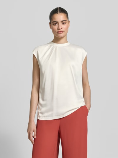 Frauenmodel trägt T-Shirt mit Drapierungen und Kappärmeln von Jake*s Collection aus Satin in Regular-Fit, Rundhalsausschnitt, Rückenlänge 62 cm bei Größe 38, cremefarbener Stoff mit glatter Satin-Haptik, Ganzkörperansicht von vorne.