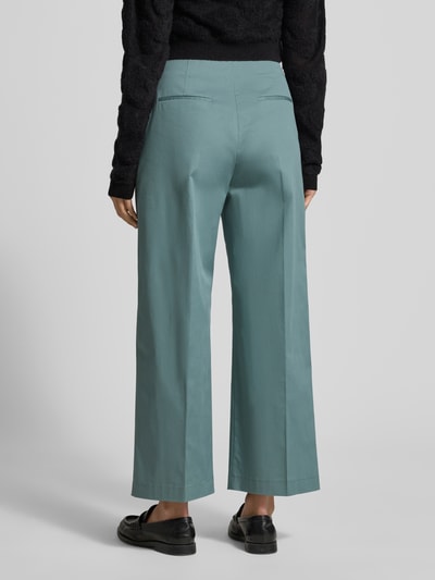 Frauenmodel trägt Straight Leg Bundfaltenhose aus Baumwoll-Mix Modell 'TULOTTA' von BOSS in Unifarben, Wide Leg, High Waist, Ganzkörperansicht Rückansicht.