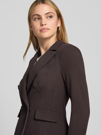 Vrouwenmodel draagt Slim Fit Blazer met Reverskraag van Rinascimento, elastische materiaalmix, dubbele knoopsluiting, klepzakken, ruglengte bij maat S 53 cm, close-up bovenlichaam