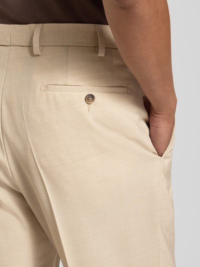 Männermodel trägt Hose mit Eingrifftaschen Modell 'Bert' von DIGEL in Beige, feine Textur, Regular Fit, Material-Mix, Nahaufnahme Rückansicht