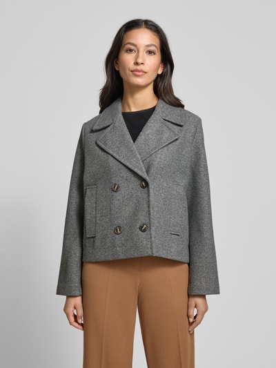 Vero Moda Cropped Trenchcoat mit doppelreihiger Knopfleiste Modell 'VINCEMIA' Mittelgrau Melange 4