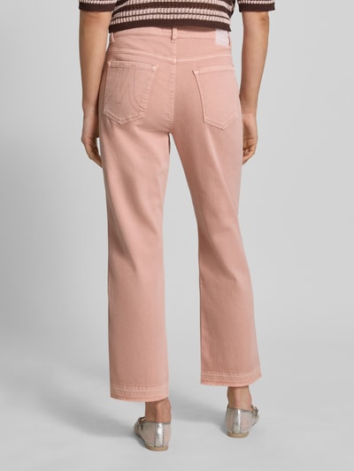 Kobiece modelka nosi Feminine Fit Jeans mit Fransen und Eingrifftaschen von Marc Cain z mieszanki bawełny i elastanu, różowy kolor, wpuszczane kieszenie, frędzle, szerokość w rozmiarze 36: 38 cm, długość wewnętrzna nogawki w rozmiarze 36: 70 cm, całkowity widok z tyłu.