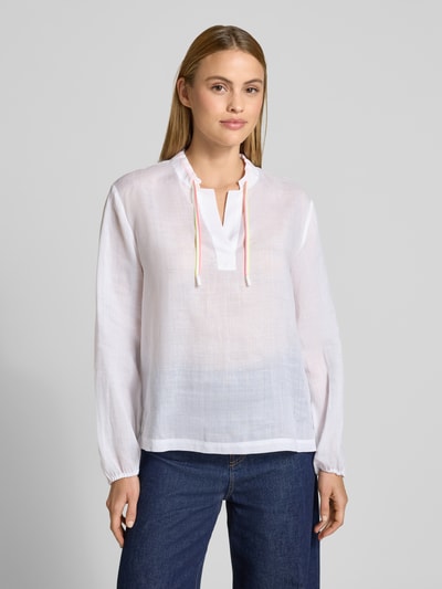 Frauenmodel trägt Regular Fit Bluse mit V-Ausschnitt und Tunnelzug von Marc Cain, weiße reine Baumwolle, lockerer Schnitt, Nahaufnahme Oberkörper. Rückenlänge 61 cm, Ärmellänge 61 cm bei Größe 36.