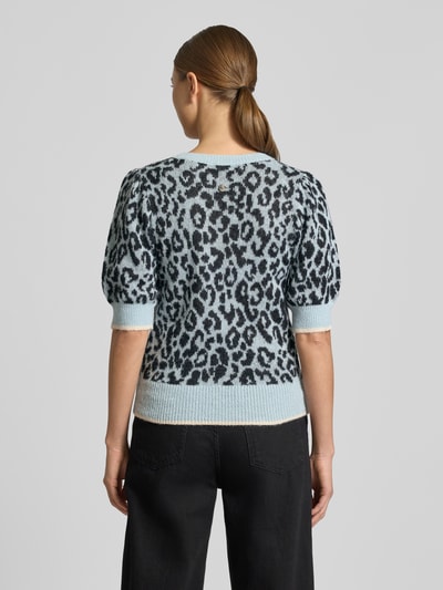 Vrouwenmodel draagt Regular Fit Kurzarm Pullover mit Alpaka-Anteil Modell 'Kaston' van JOOP!, lichtblauw met zwart animal-stitching, elastische boorden, halve mouw, ronde hals, materiaal-mix, ruglengte 54 cm, mouwlengte 33 cm, Allover motief, volledig zicht van achteren