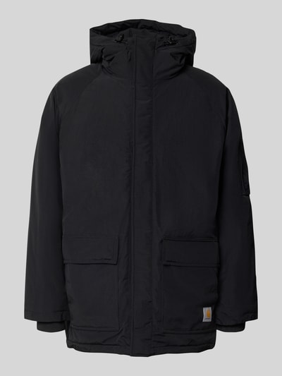 Produktfoto, schwarze glatte Oberfläche, gerade Linien, sichtbare Kapuze, Pattentaschen, Parka mit Pattentaschen Modell 'Stanwood' von Carhartt Work In Progress, Regular Fit, Label-Patch integriert, Reißverschluss und Klettverschluss, schlichte Textur