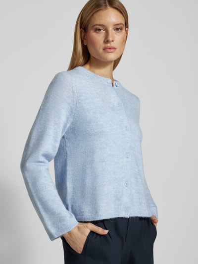 Modelka kobieca ma na sobie Regular Fit Sweatjacke aus Woll-Mix mit Alpaka-Anteil Modell 'LULU NEW' od Selected Femme, melanżowy jasnoniebieski sweter o splocie dzianinowym, długie rękawy, jednorzędowe zapięcie na guziki, okrągły dekolt, ściągacze na rękawach i na dole, perspektywa: widok na górną część ciała z przodu.
