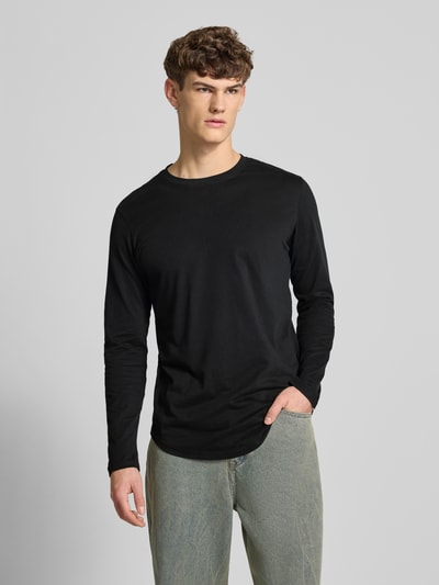 Męski model nosi Longsleeve mit geripptem Rundhalsausschnitt Modell 'ENOA' od JACK & JONES, czarna bawełna, regular fit, ujęcie całej sylwetki z przodu.
