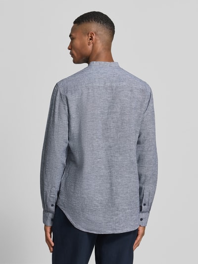 Männermodel trägt Regular Fit Leinenhemd mit Brusttasche Modell 'Atrostol' von Matinique in Grau mit feiner Textur, Ganzkörperansicht Rückansicht; Baumwolle-Leinen-Mix, langärmelig, Stehkragen, Knopfleiste, Sportmanschetten, Rückenlänge 76 cm, Schulterbreite 40 cm, Ärmellänge 64 cm.