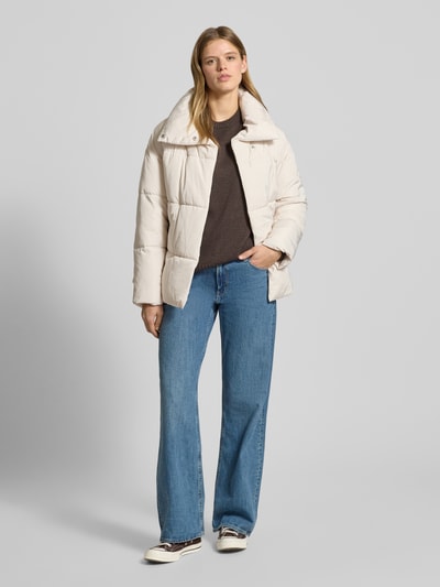 Frauenmodel trägt Steppjacke mit Bindegürtel Modell 'Margitta' von LeGer by Lena Gercke in Creme, Regular-Fit, Stehkragen, Eingrifftaschen, Ganzkörperansicht von vorne. Rückenlänge 70 cm, Schulterbreite 57 cm, Brustweite 58 cm, Ärmellänge 55 cm, Größe 36.