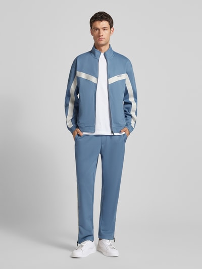 Männermodel trägt Relaxed Fit Sweatjacke mit Chevron-Tape Modell 'DARTI' von HUGO, Optik: Unifarben, Materialverarbeitung: Sweat, Ganzkörperansicht von vorne.