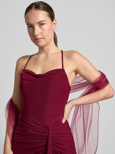 Frauenmodel trägt Slim Fit Abendkleid mit Raffungen von Mascara, blickdichter Unterrock, Spaghettiträger, Szerokość w rozmiarze 36: 40 cm, długość pleców w rozmiarze 36: 136 cm, kolor bordowy, gładka tekstura, krój slim fit, Nahaufnahme Oberkörper