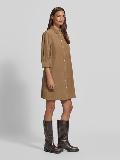 Frauenmodel trägt knielanges, unifarbenes Kleid Modell 'Wicorda' von OPUS mit 3/4-Arm und durchgehender Knopfleiste, Ganzkörperansicht von vorne.