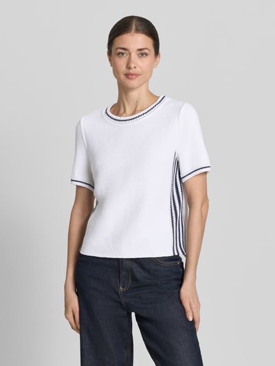 Frauenmodel trägt Strickshirt mit Kontraststreifen von Marc Cain, Baumwoll-Mix, Regular-Fit, Rundhalsausschnitt, Ganzkörperansicht von vorne.