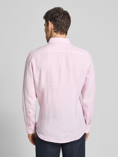 Männermodel trägt Slim Fit Business-Hemd aus Leinen mit Kentkragen von SEIDENSTICKER in zartem Rosa, Rückenlänge 69 cm, Rückenansicht.