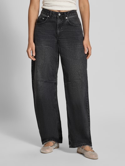 Frauenmodel trägt Straight Fit Jeans aus reiner Baumwolle von Topshop, dunkles Denim, 5-Pocket, Barrel Fit, Nahaufnahme Oberkörper.
