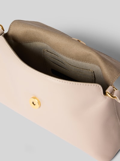 Produktfoto, Umhängetasche mit Label-Detail Modell 'SFERA' von FURLA in Beige, Hauptfach mit Umschlag, Druckknopfverschluss, Innenfach, verstellbarer Schultergurt, Breite 23 cm, Länge 14 cm, Tiefe 9 cm, Länge Schulterriemen 110 cm.
