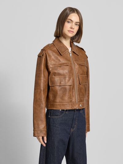 Frauenmodel trägt Jacke in Leder-Optik mit Pattentaschen Modell 'MADISON' von Topshop in Braun, Regular-Fit, Reißverschluss, Ganzkörperansicht von vorne. Rückenlänge 52 cm, Schulterbreite 51 cm, Brustweite 58 cm, Ärmellänge 60 cm, glatte Textur.