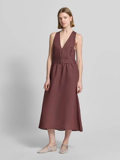 Frauenmodel trägt Midikleid aus Leinen-Mix mit Viskose-Anteil von Stefanel in Braun, taillierte Passform, V-Ausschnitt, Knopfleiste, Ärmelloses-Design, Stoffgürtel, Rückenlänge bei Größe S 114 cm, Brustweite 37 cm, Ganzkörperansicht von vorne.