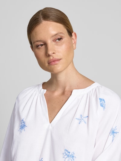 Frauenmodel trägt Regular Fit Tunikabluse mit Stitchings und V-Ausschnitt von Oui aus Reine Baumwolle, Nahaufnahme Oberkörper.