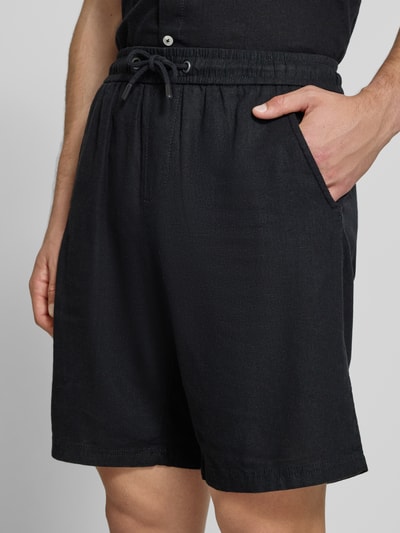 Männermodel trägt Shorts aus leinen-viscose-mix Modell 'MALVIN' van Blend, regular fit, elastische taille, steekzakken, close-up bovenbeen.
