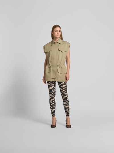 Frauenmodel trägt Slim Fit Leggins aus Viskose-Mix von Lala Berlin mit Allover-Animal-Print, Logo-Detail, Knöchellänge, Ganzkörperansicht von vorne.