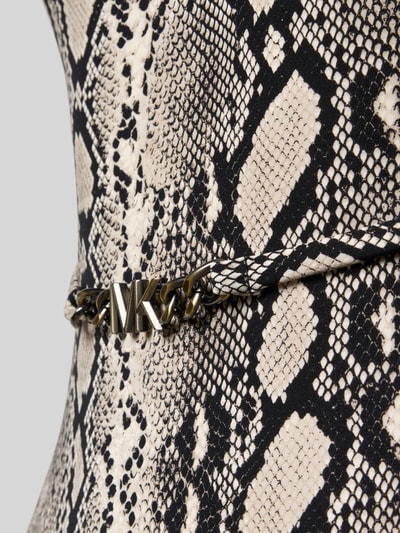Frauenmodel trägt Badeanzug mit Gürtel in Gliederketten-Optik von Michael Kors, Material-Mix mit Stretch-Anteil, Detailaufnahme.