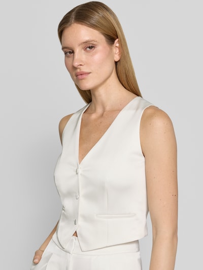 Frauenmodel trägt Weste aus Satin mit V-Ausschnitt von Jake*s Cocktail in Weiß, Slim-Fit, Knopfleiste, Paspeltaschen, Nahaufnahme Oberkörper.
