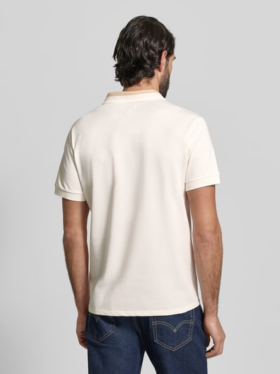 Męski model nosi Regular Fit Poloshirt mit Knopfleiste Modell 'PAUL' von GUESS, mieszanka bawełny z dodatkiem streczu, długość tyłu 69 cm w rozmiarze M, widok całej sylwetki z tyłu.