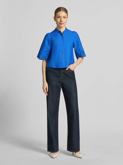 Vrouwenmodel draagt Regular Fit blouse met ajourwerk model 'Marika' van GUIDO MARIA KRETSCHMER WOMAN in puur katoen, regular fit, halflange mouwen, opstaande kraag, doorlopende knoopsluiting, ruglengte maat 36: 50 cm, mouwlengte maat 36: 32 cm, effen blauw, gladde textuur, Ganzkörperansicht von voren.
