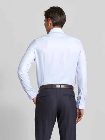 Männermodel trägt Slim Fit Businesshemd aus reiner Baumwolle von Seidensticker in Hellblau, glatte Struktur, Ganzkörperansicht Rückansicht. Herren Businesshemd von Seidensticker