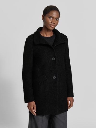 Frauenmodel trägt Regular Fit Jacke aus Woll-Mix von FUCHS SCHMITT in Schwarz, strukturierte Oberfläche, Eingrifftaschen, Knopfleiste, Ganzkörperansicht von vorne. Rückenlänge 82 cm, Schulterbreite 44 cm, Brustweite 51 cm, Ärmellänge 64 cm.