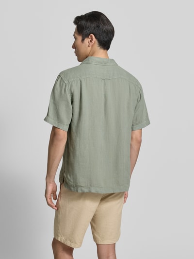 Männermodel trägt Regular Fit Leinenhemd mit borstzak en labelstitching van Gant in lichtgroen, gemaakt van zuiver linnen, reverskraag, ruglengte maat M 69 cm, schouderbreedte maat M 48 cm, mouwlengte maat M 24 cm, ganzkörperansicht rückansicht.